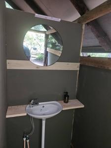 un bagno con lavandino e specchio di Khwai Game Lodge and Campsite a Khwai Altre 41 foto
