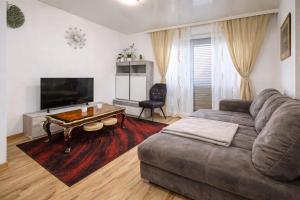 a living room with a couch and a table at White Sand Haven Guest House in Ebhausen