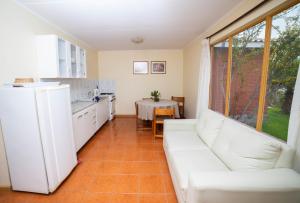 un soggiorno con un divano bianco e un tavolo di Hotel y Cabañas Portal del Inca a Caldera