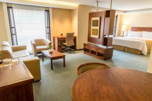 En eller flere senge i et værelse på GHL Hotel Capital