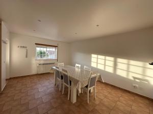 een eetkamer met een tafel en stoelen bij House in Alcobaça in Alcobaça
