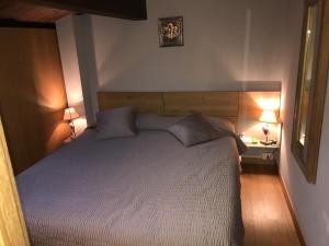 Giường trong phòng chung tại Pesco Home