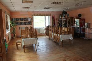 ein Esszimmer mit Stühlen, einem Tisch und einer Küche in der Unterkunft Magic Rock Tourist Camp in Nalayh