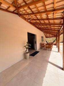a living room with a wooden ceiling and a potted plant at Recanto das Águas in Cunha