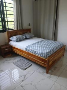 アクラにあるJudEls SA Guest Houseの部屋に木製のベッドがある寝室 +52枚の写真