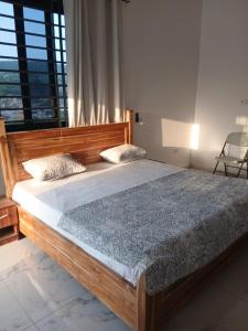 アクラにあるJudEls SA Guest Houseの大きな窓のある部屋にある大きなベッド