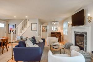 un soggiorno con un divano blu e un camino di Private deck walk to Commercial Street a Provincetown