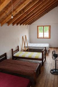 una stanza con due letti e una finestra di Casa da família Castro a Capão da Canoa