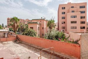 een uitzicht vanaf het dak van een appartementencomplex bij Modern Elegance & Moroccan Charm - Gueliz Center in Marrakesh