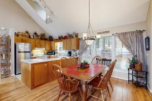 a kitchen with a table and chairs and a kitchen with a table and a kitchen at Lakeledge Hideaway in Beech Mountain +7 photos