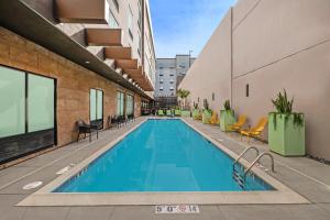 een zwembad aan de zijkant van een gebouw bij Home2 Suites By Hilton Riverside Downtown in Riverside