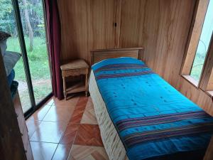 un piccolo letto in una camera con finestre di Casa domo San Fabián de Alico a San Fabián de Alico Altre 36 foto