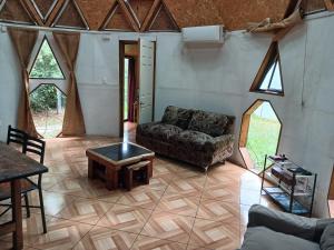 un soggiorno con un divano e un tavolino da caffè di Casa domo San Fabián de Alico a San Fabián de Alico