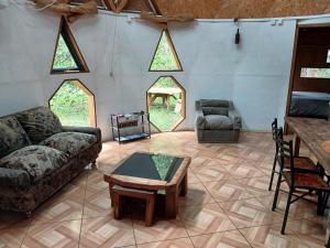 un soggiorno con un divano e un tavolo di Casa domo San Fabián de Alico a San Fabián de Alico