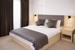 a bedroom with a large bed in a room at Niko Hotel am Hannover Hbf in Hannover