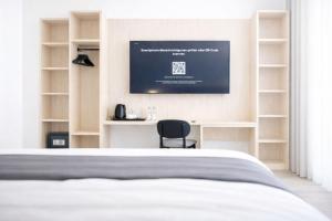 a bedroom with a bed and a desk with a chair at Niko Hotel am Hannover Hbf in Hannover