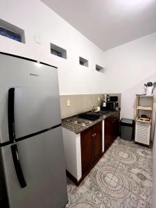 a kitchen with a refrigerator and a stove at Welindo Loft in Salta