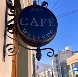 a sign on a building that reads dont cafe anymore at Welindo Loft in Salta