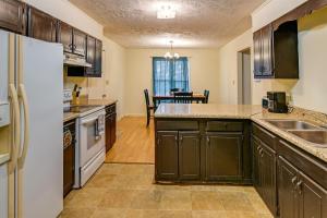 een keuken met een koelkast en een wastafel bij Fayetteville Vacation Rental with Yard! in Fort Bragg