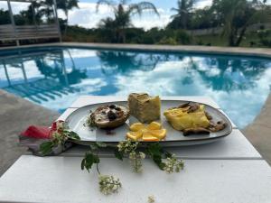 un piatto di cibo su un tavolo accanto a una piscina di Club Vieques - Adults Only Resort - LGBT Friendly a Vieques
