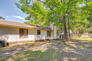 een huis met een boom ervoor bij Fayetteville Vacation Rental with Yard! in Fort Bragg