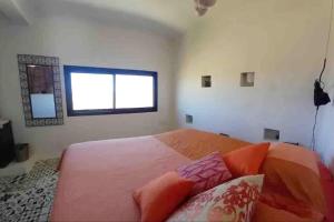 a bedroom with a large bed and a window at Dar-west in Demina
