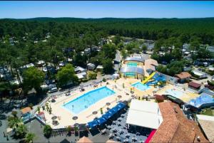 an overhead view of a pool at a resort at Bienvenue au Cap Ferret in Lège-Cap-Ferret