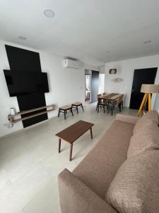 een woonkamer met een bank en een tafel bij MorenoPLAZA in Concepción del Uruguay +41 foto's