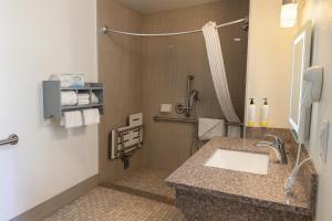 un bagno con lavandino e doccia di El Castell Motel a Monterey Altre 41 foto