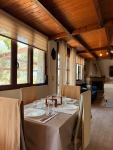 a dining room table with chairs and a tableclotholitics at Agnanti in Riglia
