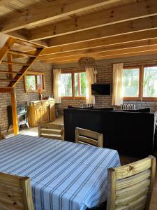 a room with a bed and a kitchen in a cabin at La Rubina in Villa Ventana