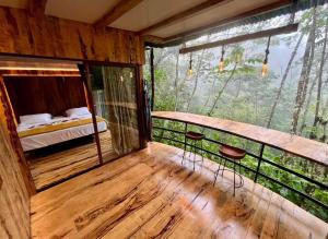 een kamer met een bed en twee krukken op een balkon bij Sweet Jungle in Quesada