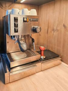 Er staat een koffiemachine op een tafel. bij Mountain Cabin With Panoramic Views In Oppdal in Gorset