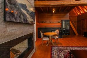 ein Wohnzimmer mit einem Tisch und einem Kamin in der Unterkunft Piemonte chalé in Casca + 11 Fotos
