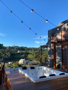 ein Whirlpool auf der Terrasse eines Hauses in der Unterkunft Piemonte chalé in Casca