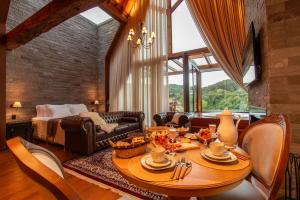 ein Wohnzimmer mit einem Tisch und einem Sofa in der Unterkunft Piemonte chalé in Casca