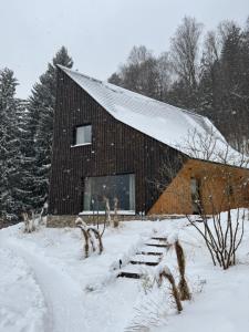 米迪格兹Zawidoki的屋顶上大木谷仓,有雪