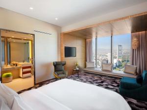 een hotelkamer met een groot bed en een groot raam bij Sofitel Mexico City Reforma in Mexico-Stad +291 foto's