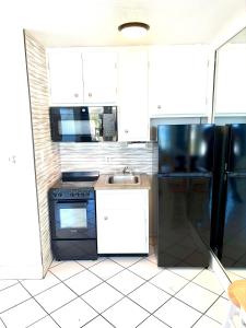 Køkken eller tekøkken på Ocean Overlook - Sea View at Symphony Beach Club!