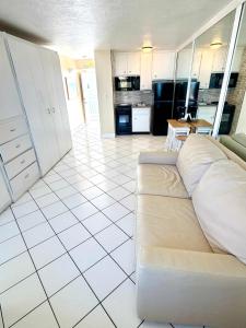 Køkken eller tekøkken på Ocean Overlook - Sea View at Symphony Beach Club!