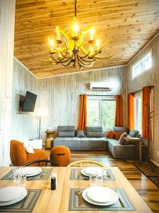 a living room with a couch and a chandelier at Camping Abenaki Aventure - Les Chalets in Pierreville