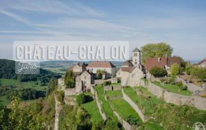 a castle on a hill with a sign that reads chatel clan at Les secrets d hedoné in Nogna