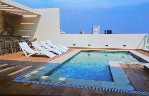 a swimming pool on the side of a building at Lujoso Departamento con Garage in Caña de Castilla