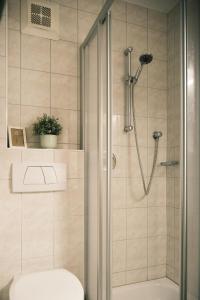 Et badeværelse på Haus Edelweiss + 29 billeder