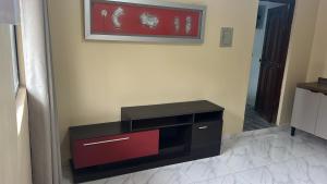 een badkamer met een zwart-rode commode en een spiegel bij Residencial Silvas AP 09 in Macapá