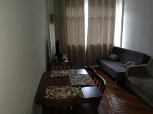 Et opholdsområde på Apartamento aconchegante no centro de Cabo Frio