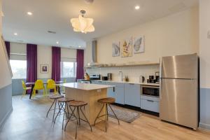 een keuken met een roestvrijstalen koelkast en krukken bij The Conway by AvantStay Modern Comfort Near Downtown Nashville in Nashville