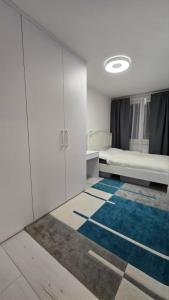 een kamer met een bed en een kamer met een tapijt bij Byt 44m2 Ostrava Bělský les in Hrabŭvka