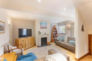 TV a/nebo společenská místnost v ubytování Puffin Cottage, Bamburgh