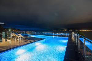 Der Swimmingpool an oder in der Nähe von Patong Signature Boutique Hotel